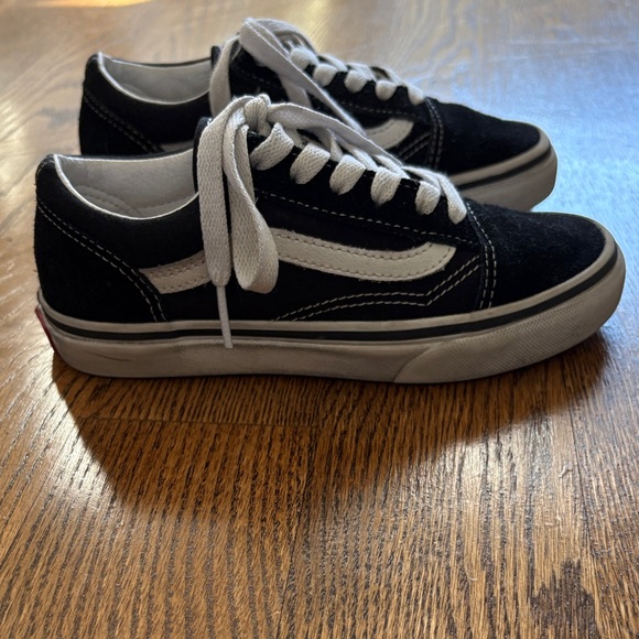 Vans classic Black and White Sneakers - Picture 2 of 8